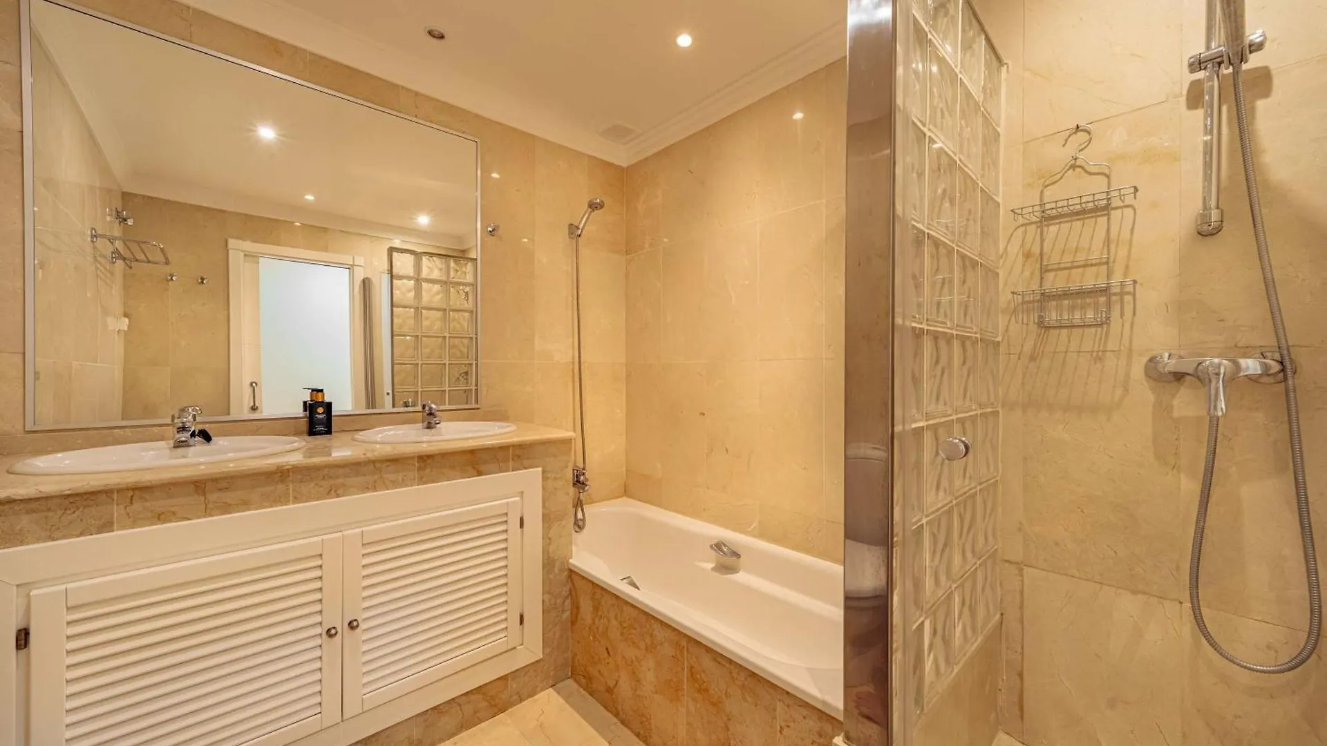 Apartment Aloha Hills Club Pools Spa Gym Marbella