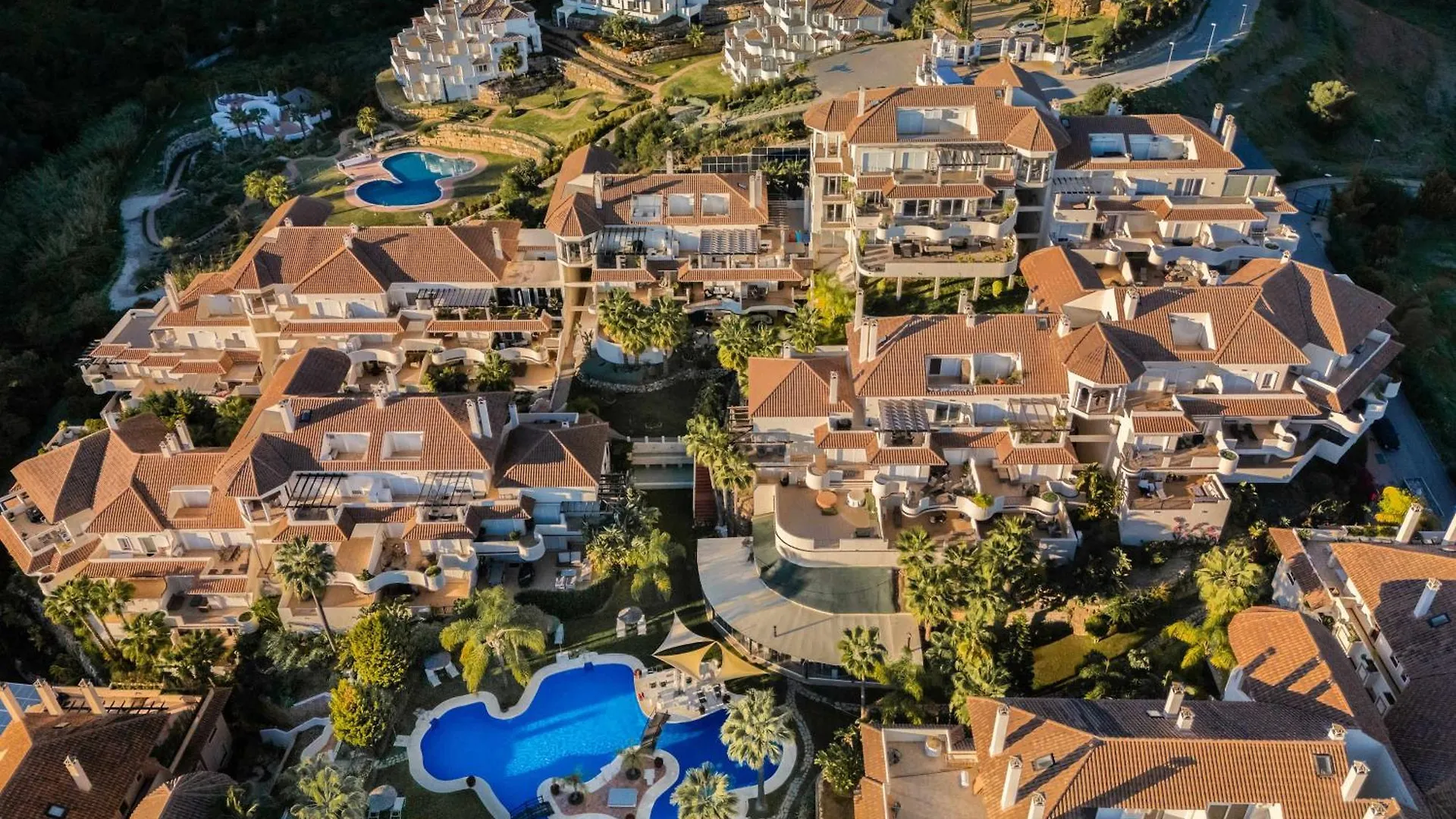 Apartment Aloha Hills Club Pools Spa Gym Marbella
